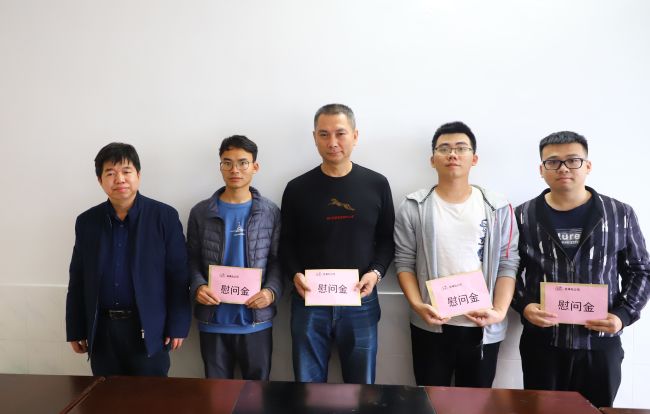 發(fā)放慰問金.jpg