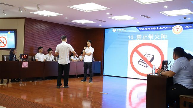 趣味猜詞比賽現(xiàn)場(chǎng)。楊鈺 攝（修圖）.jpg